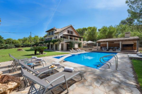 Luxury Seaside Villa in Mal Pas for 12 Guests